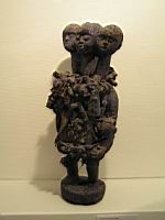 Sculpture vodou Fon, Benin, cadenas, miroir, couteau, pigments, matieres sacrificielles (1)
